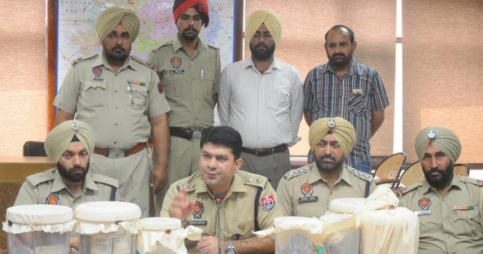 smuggling in pak border, three smuggler arrest, pakistani sim, bathinda police, bathinda