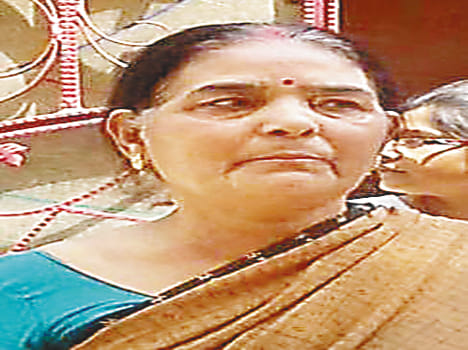 The lawyer's wife was robbed of gold chains