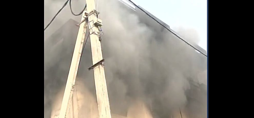 fire breaks out in sanjay gandhi transport nagar, 15 fire tenders controlled the situation