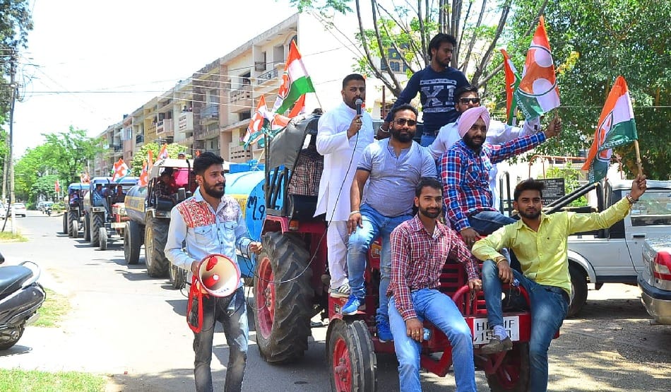 Water scarcity: youth congress distributed water into chandigarh Mayor wards