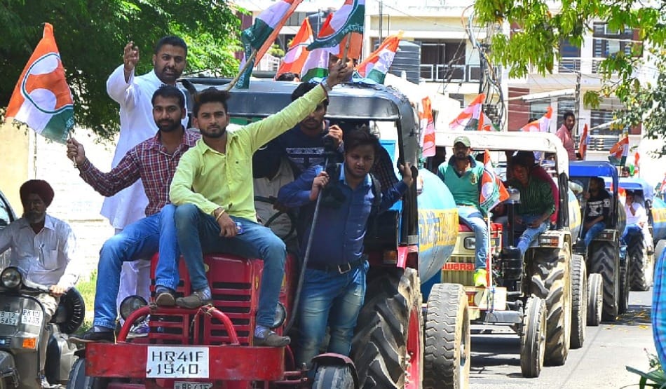 Water scarcity: youth congress distributed water into chandigarh Mayor wards