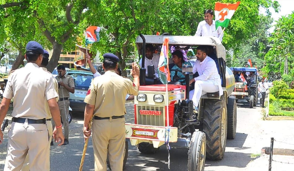 Water scarcity: youth congress distributed water into chandigarh Mayor wards