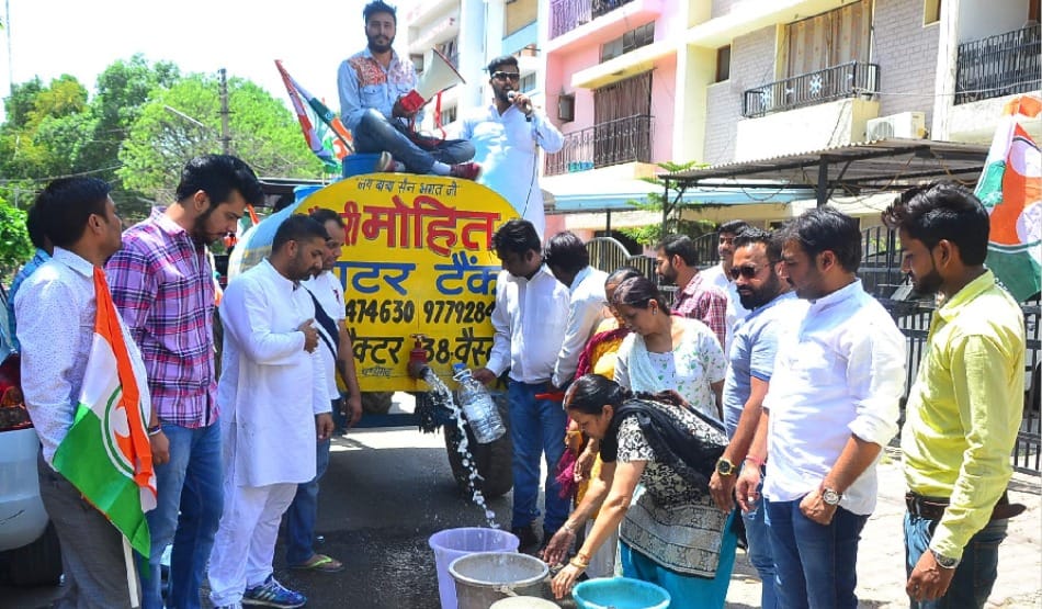 Water scarcity: youth congress distributed water into chandigarh Mayor wards