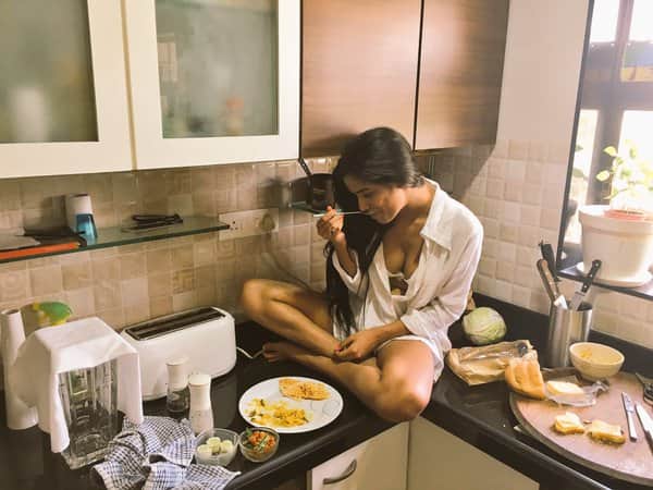 hottest pictures of Poonam Pandey on Twitter