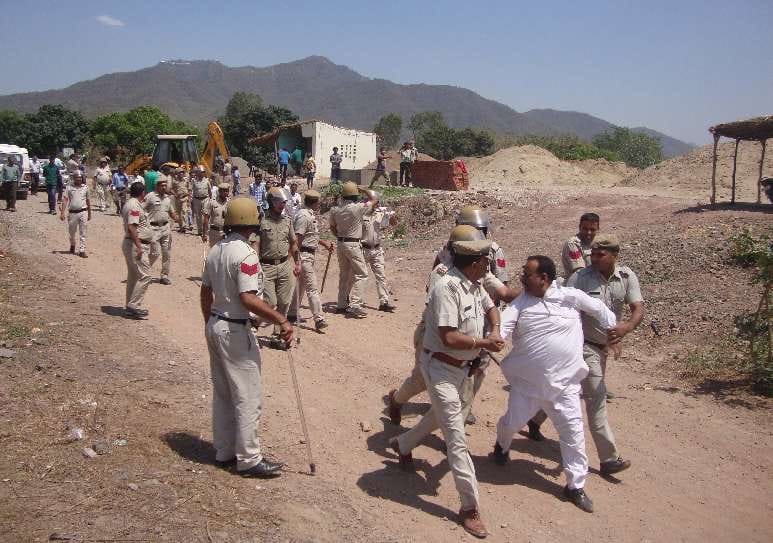 Illegal construction: administration team returned due to demonstration