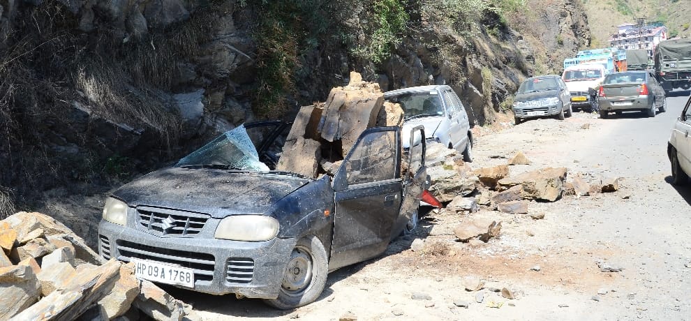  rock sliding at dhali bypass damaged two vehcles.