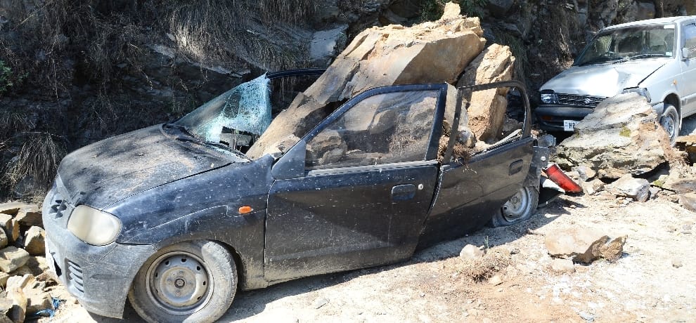  rock sliding at dhali bypass damaged two vehcles.