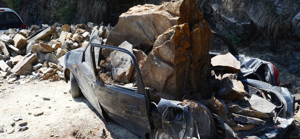  rock sliding at dhali bypass damaged two vehcles.