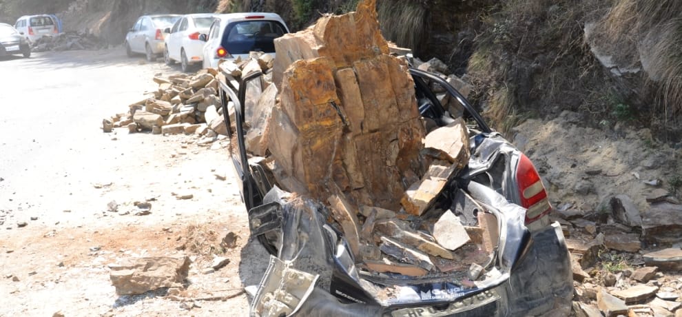  rock sliding at dhali bypass damaged two vehcles.
