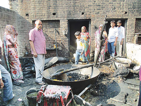 Thatch fire scorched siblings, six cattle dead