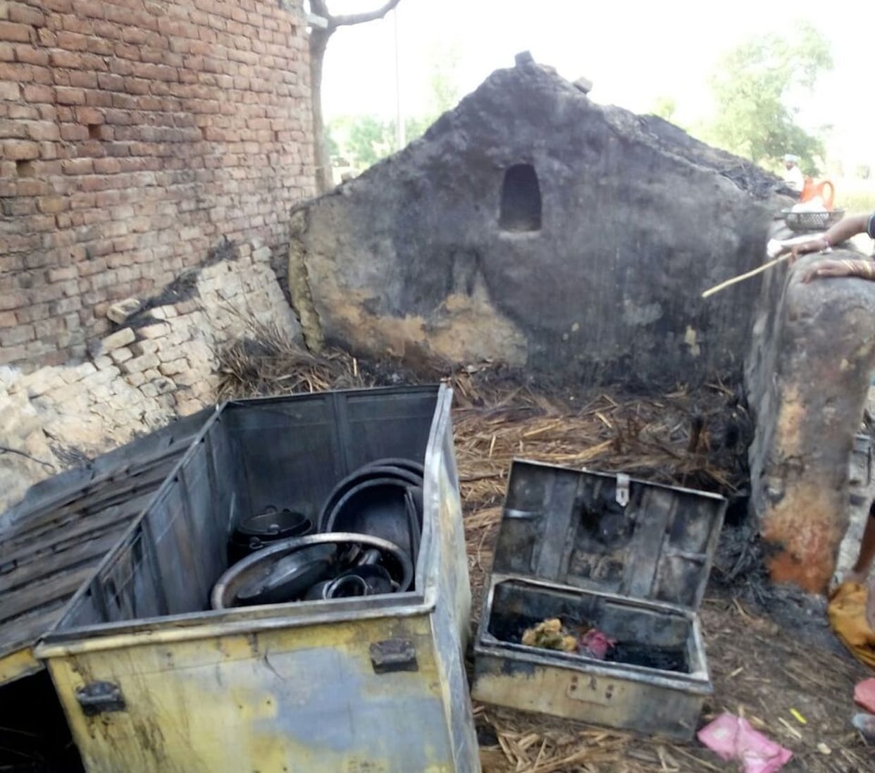 Fire caused by fireworks at the wedding ceremony, six home Ashes