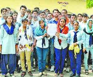 B.Tech students not received scholarships, protest