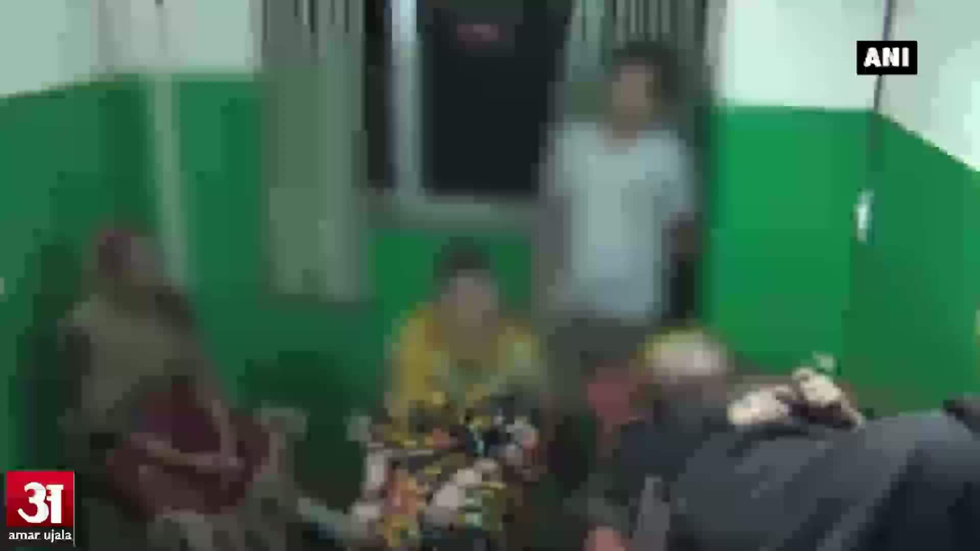 महिला को फेंक दिया गाड़ी से बाहर