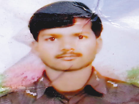 The young man shot himself with pistol