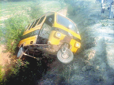 Tempo carrying upturned, 14 children injured