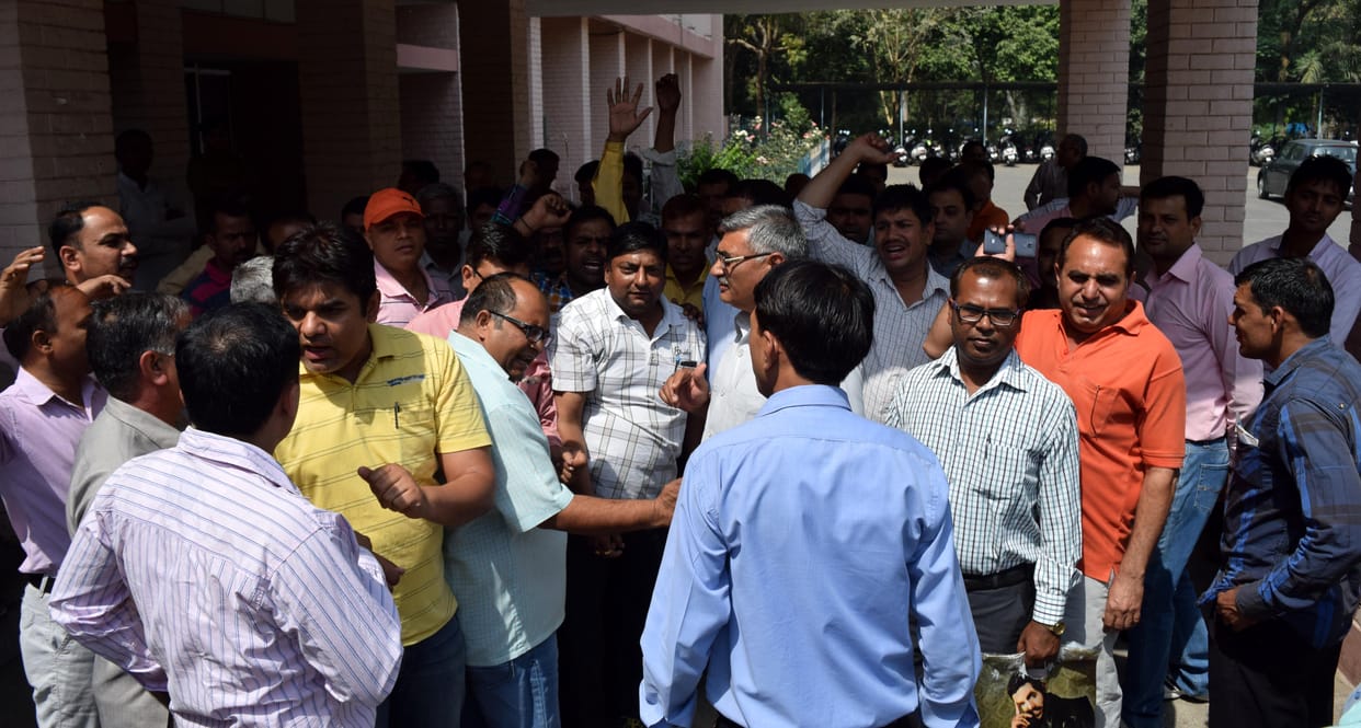 PGI doctors and personnel in the assault , three hours and a half thousand workers are on strike