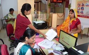  Women get attach with bank happily 