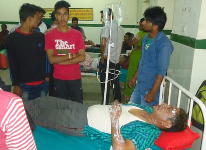 taxi come under fire of forest, seven burnt.