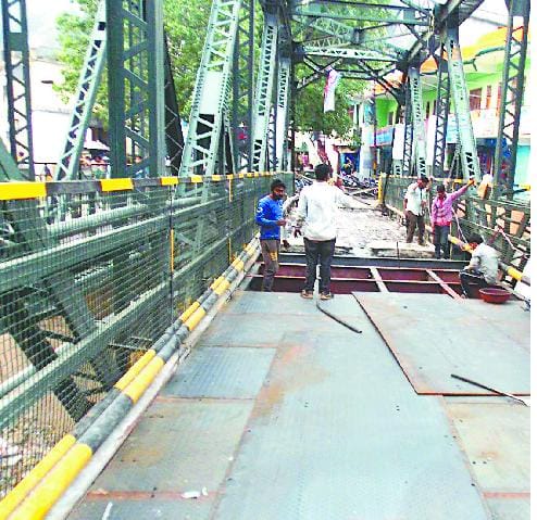 Gomti bridge laying flooring in full swing