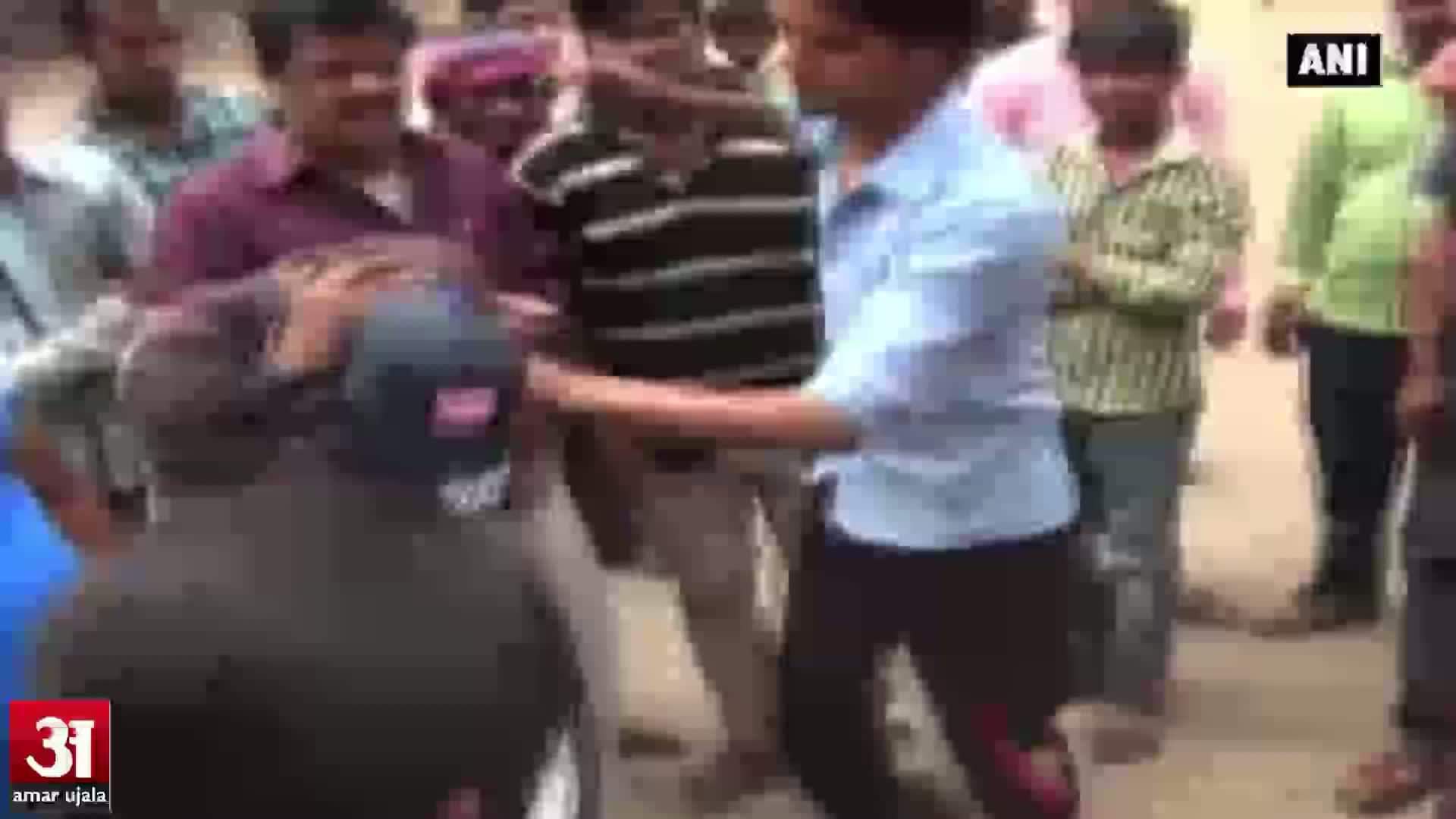 लड़के ने की छेड़ छाड़, भीड़ ने की धुनाई