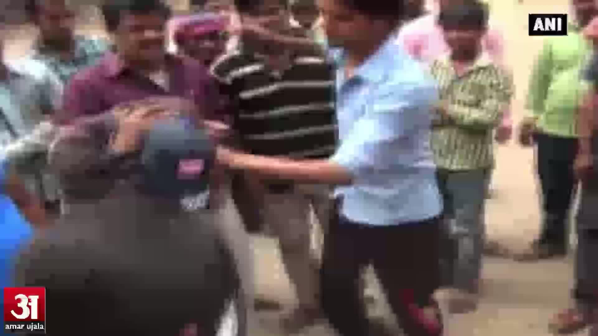 लड़के ने की छेड़ छाड़, भीड़ ने की धुनाई