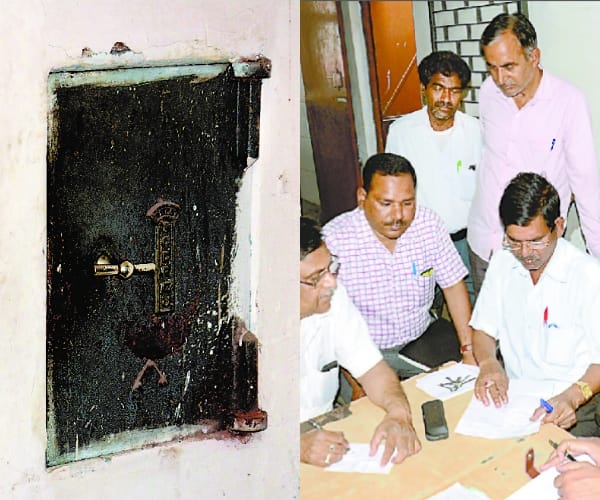 Railway clerk stolen four lakh rupees.
