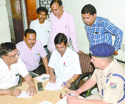 Railway clerk stolen four lakh rupees.