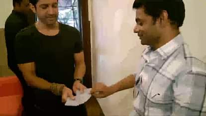 Farhan Akhtar's amazing Magical trick will leave you speechless