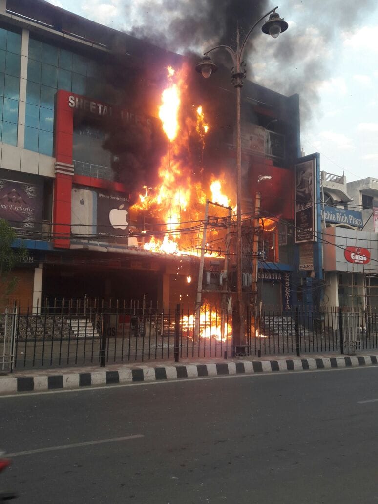 Rohtak city began to see large showroom , now Soft Complex Fire