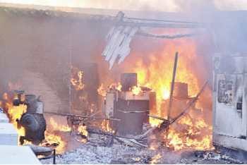 sari showroom caught fire