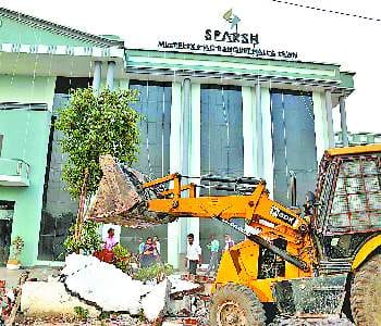 Bulldozers moved in Hotel Spars