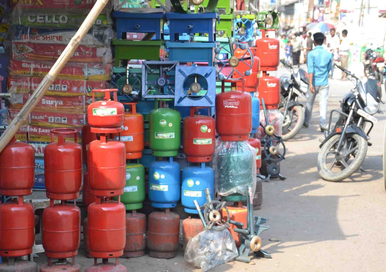 illegal business of mini gas cylinder in bahraich