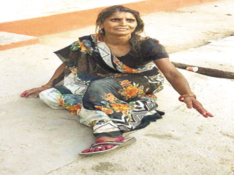 shaadee mein ja rahee mahila ko loota