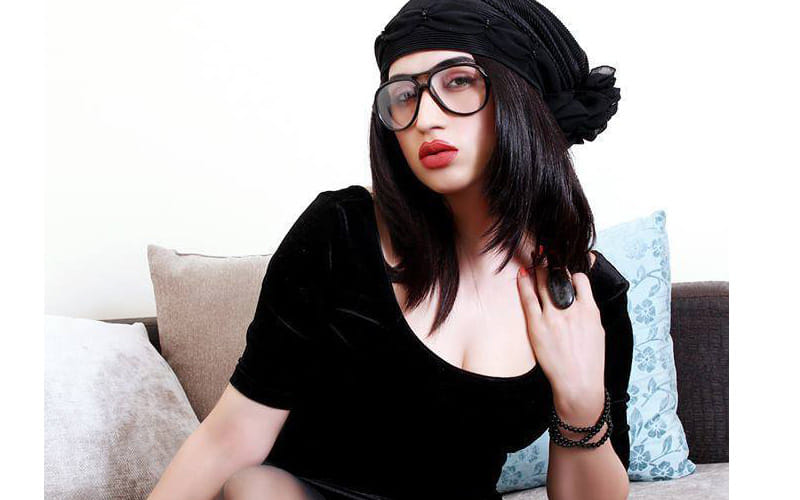 Pak Model Qandeel baloch selfie with mufti creats tension.