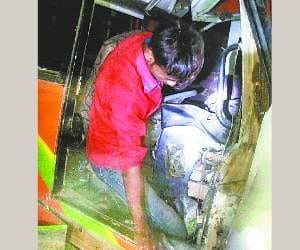 Bus and jeep collided strongly, Barati 22 injured