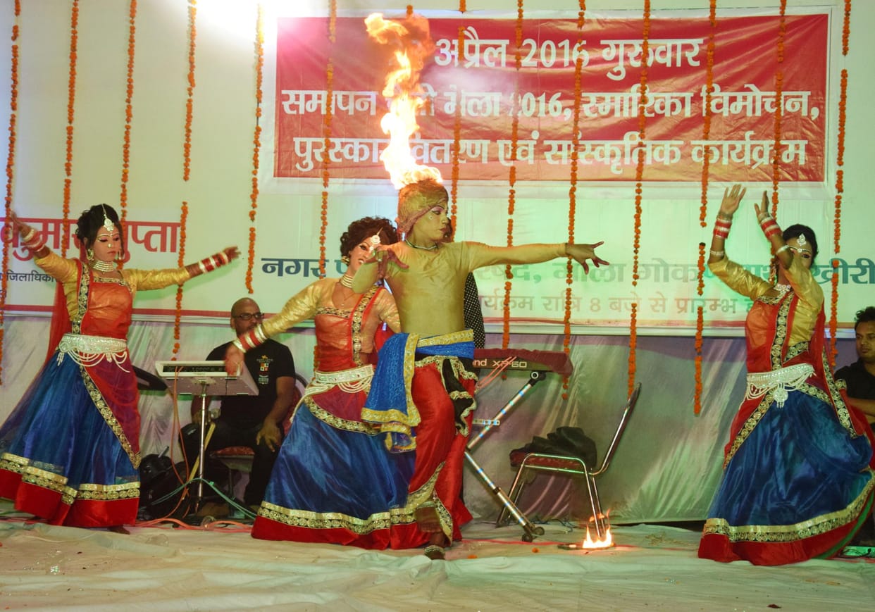  Sama fastened cultural performers on stage
