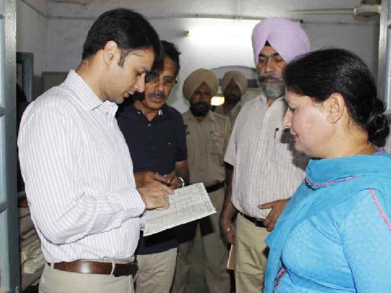 checking in amritsar, dc varun rusum, 12 absent, notice, amritsar