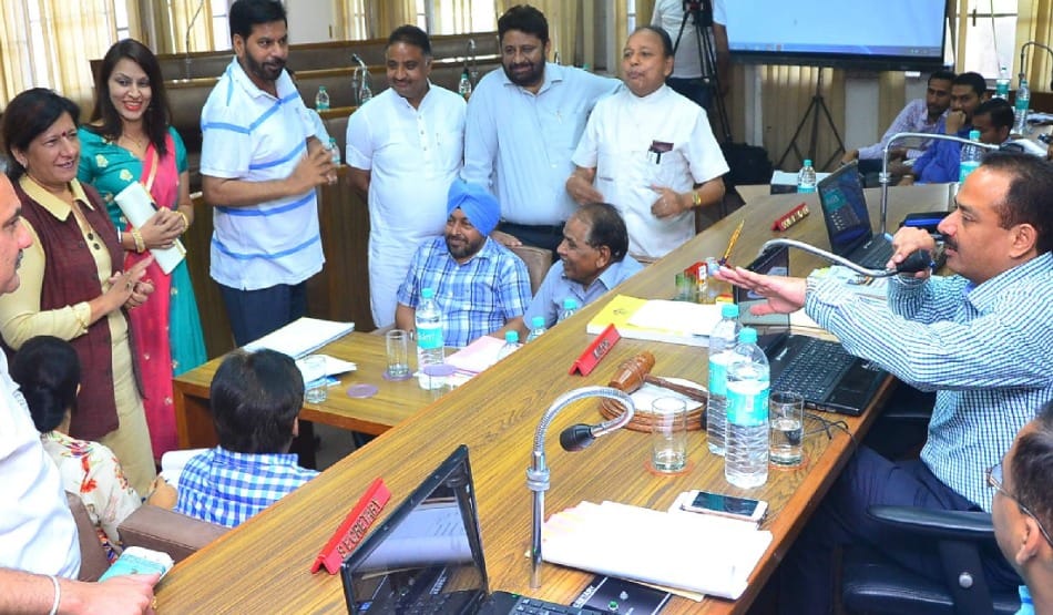 political organically in chandigarh municipal corporation house meeting