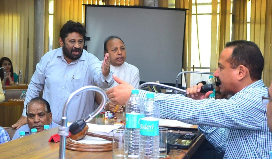 political organically in chandigarh municipal corporation house meeting
