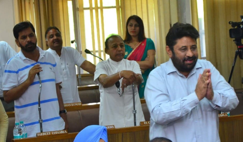 political organically in chandigarh municipal corporation house meeting