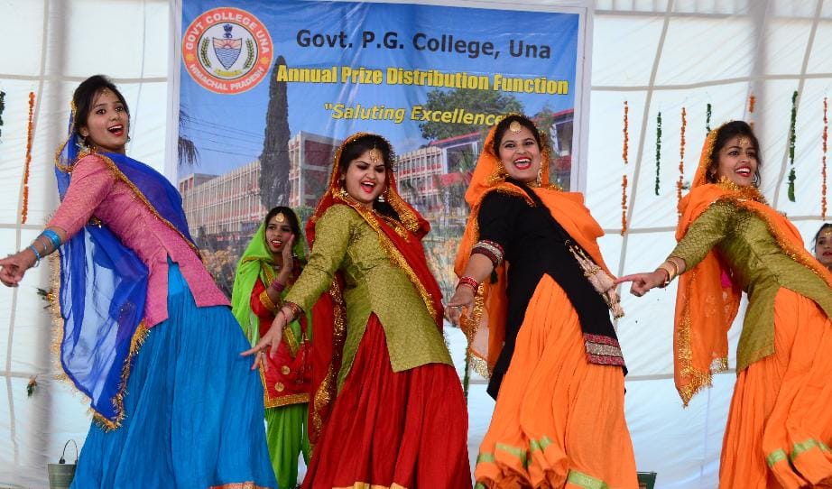 Una college students awarded