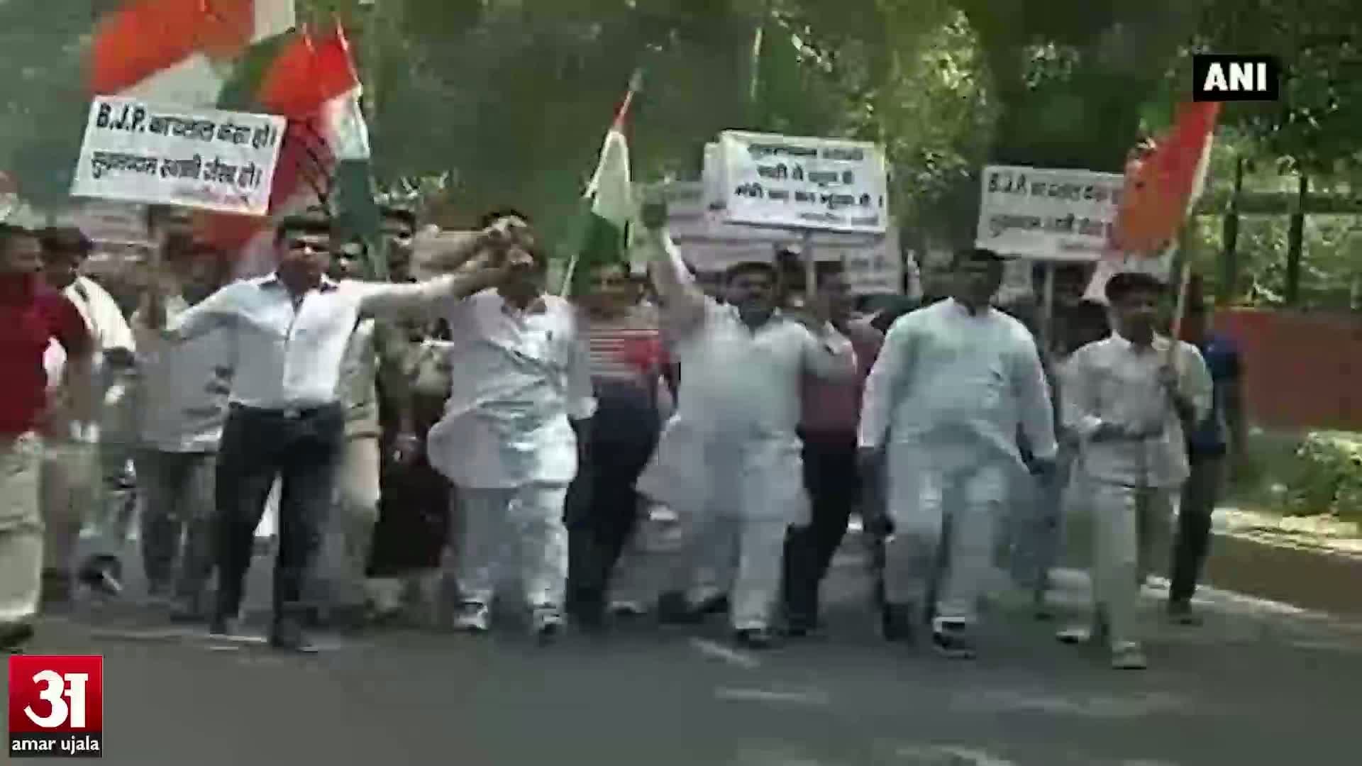 कांग्रेस का स्वामी के घर के बाहर प्रदर्शन