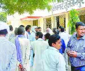 Clerk took lakhs from vendors and fled away.