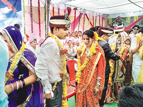 30 pairs bound in mass wedding