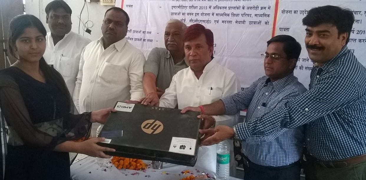 laipatop paakar khile vidyaarthiyon ke chehare
