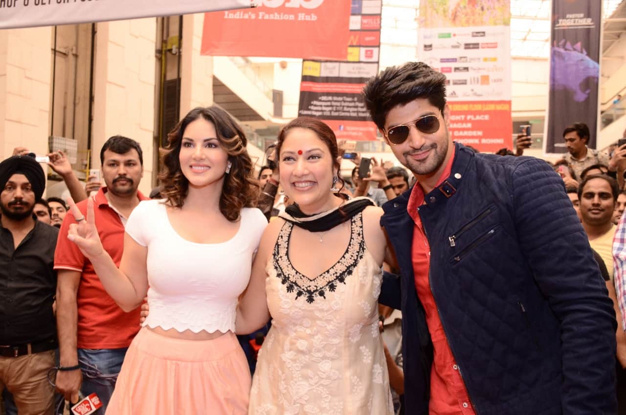 Sunny Leone goes fatty, seen in Delhi
