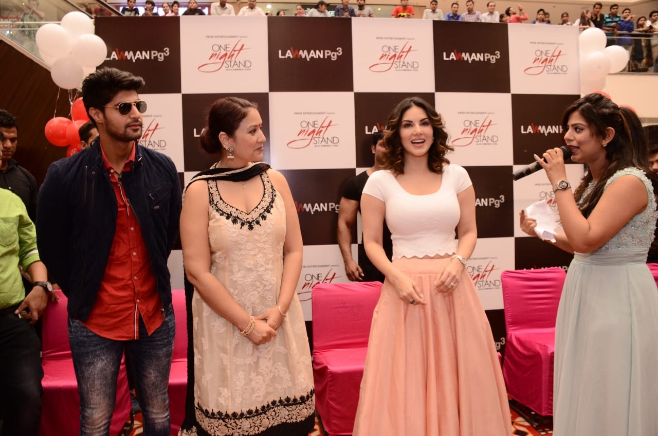 Sunny Leone goes fatty, seen in Delhi
