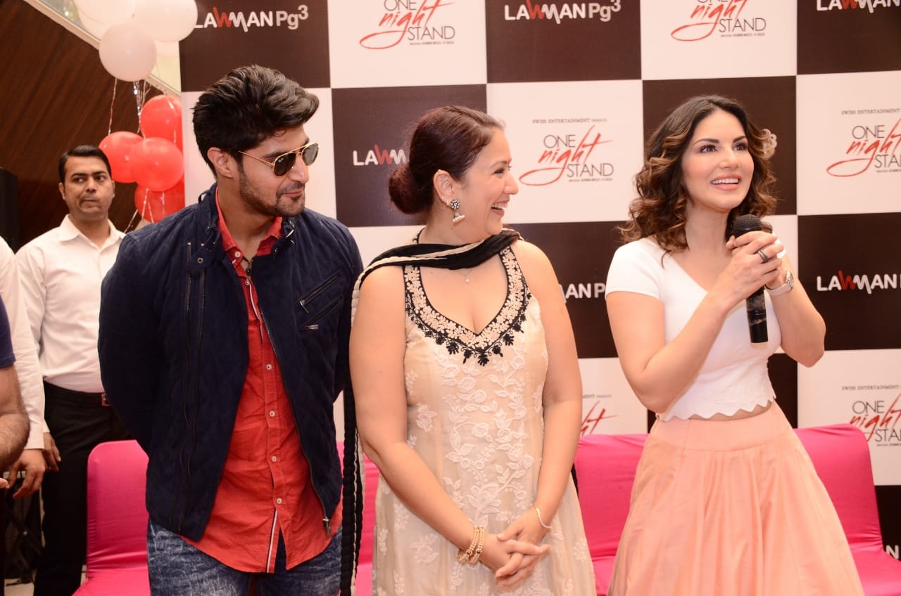 Sunny Leone goes fatty, seen in Delhi