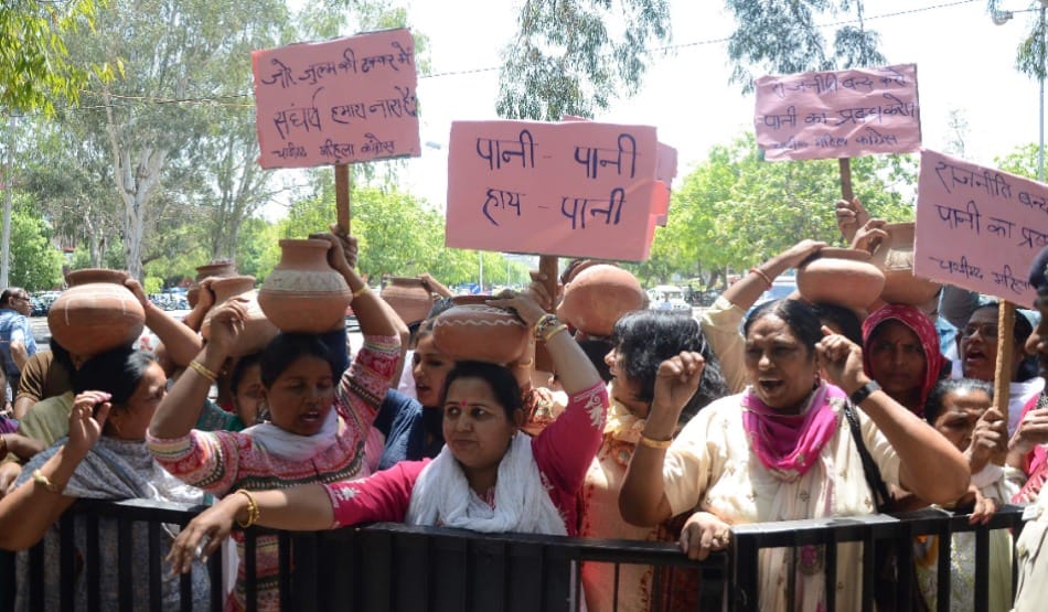protest against water crisis in chandigarh by women's congress