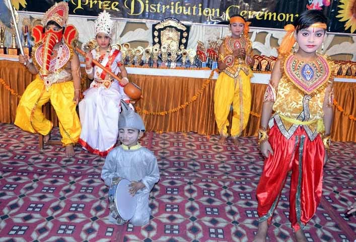 vaarshikotsav mein vidyaarthiyon ne bikhere sanskrti ke rang